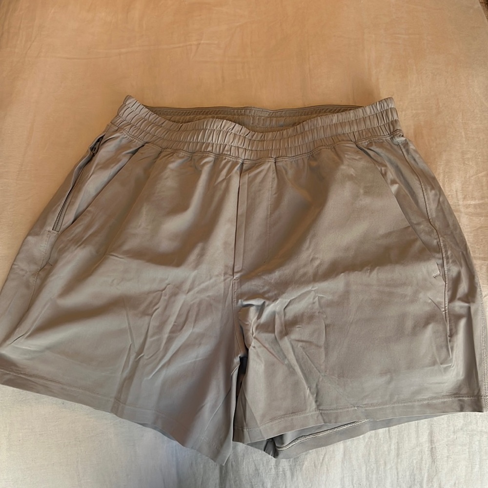 Lululemon Pacebreaker short linerless, Size Medium, 5inches